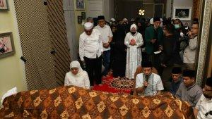 Menteri-Sosial-Tri-Rismaharini-dan-Gubernur-Jawa-Timur-Khofifah-Indar.jpg
