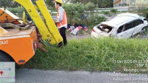 Mobil-Avanza-terguling-di-ruas-Tol-Jombang-Mojokerto.jpg