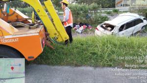 Mobil-Avanza-yang-terguling-di-ruas-Tol-Jombang-Mojokerto-Jomo.jpg