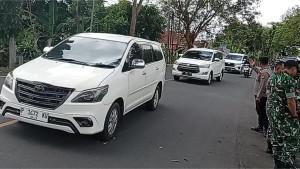 Mobil-melewati-tikungan-tajam-di-Jalan-Raya-Lumajang-Jember.jpg