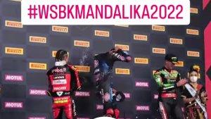 Momen-Alvaro-Bautista-semprot-sampanye-ke-Toprak-Razgatlioglu.jpg