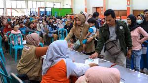 Momen-penyaluran-bantuan-sosial-bansos-oleh-Dinas-Sosial-Kota-Kediri-beberapa-waktu-lalu.jpg
