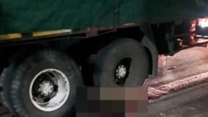 Motor-Honda-Vario-dan-truk-tronton-terlibat-kecelakaan-maut-di-Gresik-pemotor-tewas.jpg