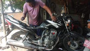 Motor-salah-satu-warga-yang-sedang-dibawa-ke-bengkel-di-Kecamatan-Peterongan-karena-mogok.jpg