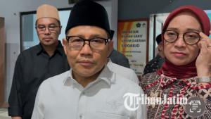 Muhaimin-Iskandar-menjenguk-korban-selamat-dalam-insiden-ambruknya-musala-Ponpes-Al-Khoziny-Sidoarjo.jpg