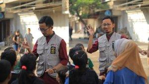 Muhammad-Husein-saat-menunjukkan-trik-menelan-koin-keluar-dari-telinga.jpg