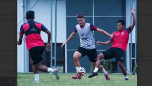 Odivan-Koerich-rompi-abu-saat-terlibat-duel-dengan-pemain-Arema-FC.jpg