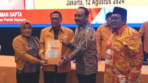 Oesman-Sapta-Odang-menyerahkan-rekomendasi-pada-Ony-Anwar-Harsono-dan-Dwi-Rianto-Jatmiko.jpg