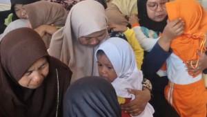 Orang-tua-dan-siswa-Sekolah-Rakyat-Ponorogo-saat-pelepasan-terlihat-saling-haru.jpg