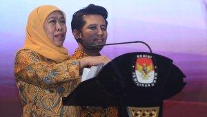 PASANGAN-TERPILIH-Dengan-menggunakan-busana-batik-berwarna-cokelat-Khofifah.jpg