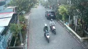 PENCURIAN-MOTOR-di-surabaya-Dua-maling-terekam-kamera-CCTV-menyatroni-permukiman-warga.jpg