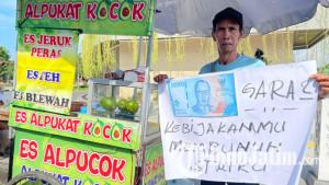 PKL-asal-Kelurahan-Gedongombo-Tuban-membawa-posterprotes-relokasi.jpg