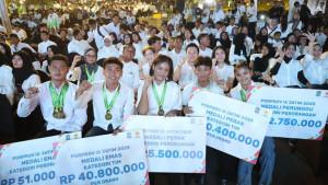 Para-atlet-asal-Surabaya-yang-menjadi-juara-pada-Porprov-Jatim-2025-mendapatkan-kucuran-bonus.jpg