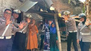 Para-lansia-yang-tinggal-di-Rumah-Lansia-Kongan-Pare-Kabupaten-Kediri-saat-menerima-bantuan.jpg