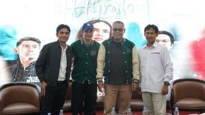 Para-narasumber-dan-ratusan-mahasiswa-Universitas-Muhammadiyah-Surabaya-berfoto-bersama.jpg