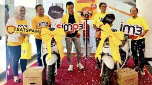 Para-pemenang-Kejutan-Simpel-IM3-berpose-bersama-sepeda-motor-hadiah-utama.jpg