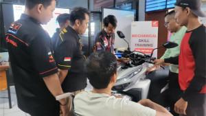Para-penyandang-difabel-mengikuti-pelatihan-perbaikan-sepeda-motor.jpg