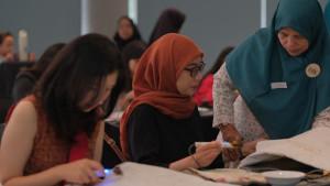 Para-peserta-diajak-mengekspresikan-kreativitas-mereka-dengan-membatik.jpg