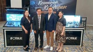 Para-pimpinan-FOTILE-Indonesia-berfoto-bersama-seusai-peluncuran-kompor-gas-Smart-Series.jpg