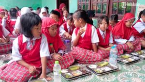 Para-siswa-di-SDN-03-Rejoagung-sedang-menikmati-menu-mbg.jpg