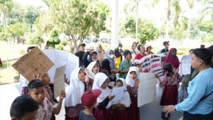 Para-siswa-yang-kecewa-karena-sekolahnya-ditutup-dan-diminta-gabung-SD-lain.jpg