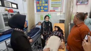 Para-siswi-SMAN-1-Kedungadem-saat-mendapatkan-perawatan-di-Puskesmas-Kedungadem.jpg