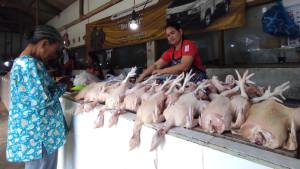 Pedagang-daging-ayam-di-Pasar-Legi-Kota-Blitar-Rina-sedang-melayani-pembeli.jpg