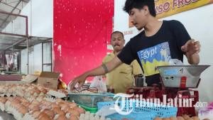 Pedagang-sedang-menata-telur-di-kiosnya-di-Pasar-Pon-Kota-Blitar-ilustrasi-telur.jpg