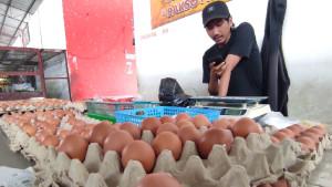 Pedagang-telur-di-Pasar-Pon-Kota-Blitar-Sendyta-sedang-menunggu-barang-dagangannya.jpg
