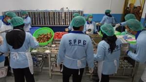 Pekerja-sedang-menyiapkan-menu-program-MBG.jpg