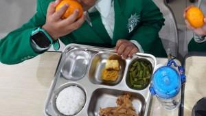 Pelajar-menyantap-Makan-Bergizi-Gratis-MBG-kasus-keracunan-MBG-ilustrasi-mbg.jpg