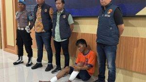 Pelaku-pembunuhan-satu-keluarga-di-Kediri-saat-diperlihatkan-ke-media-di-Mapolres-Kediri.jpg