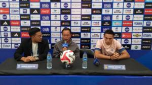 Pelatih-Kepala-Persik-Kediri-Ong-Kim-Swee-saat-mengikuti-sesi-prematch-press-conference-2025.jpg