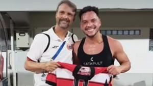 Pelatih-Persija-Jakarta-Mauricio-Souza-menerima-jersey-dari-Kapten-Madura-United-Lulinha.jpg