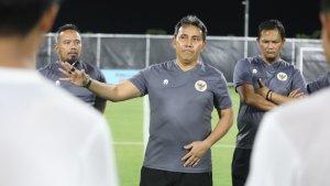 jatim/Pelatih-Timnas-Indonesia-U-17-Bima-Sakti-saat-memimpin-latihan-tim.jpg