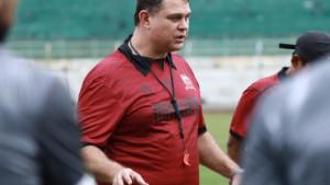 Pelatih-baru-Madura-United-Carlos-Parreira-memimpin-latihan-tim-2025.jpg