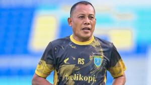Pelatih-karteker-Persela-Ragil-Sudirman-yang-sukses-memetik-tiga-kemenangan-beruntun.jpg