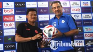 Pemain-Arema-FC-Bayu-Setiawan-dan-Pelatih-Arema-FC-Marcos-Santos-saat-sesi-jumpa-pers.jpg