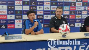 Pemain-Arema-FC-Fikri-Arjidan-bersama-Pelatih-Arema-FC-Marcos-Santos-2025.jpg