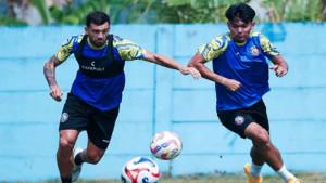 Pemain-Arema-FC-Ian-Puleio-dan-Anwar-Rifai-saat-berebut-bola-dalam-sesi-latihan.jpg