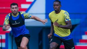 Pemain-Arema-FC-Ian-Puleio-dan-Matheus-Blade-saat-menjalani-latihan-2025.jpg