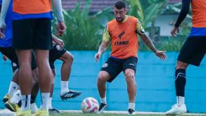 Pemain-Arema-FC-Paulinho-Moccelin-akan-mengoper-bola-dalam-sesi-mini-game.jpg