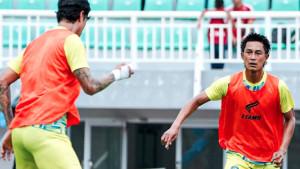 Pemain-Arema-FC-saat-melakukan-persiapan-sebelum-menghadapi-Borneo-FC.jpg