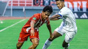 Pemain-Deltras-FC-kaus-merah-berduel-dengan-pemain-PSIS-Semarang-di-Stadion-GDS.jpg