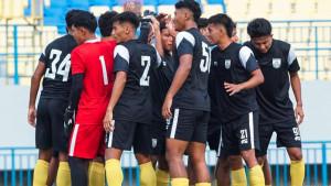 Pemain-Gresik-United-saat-laga-uji-coba-lawan-Persela-Lamongan-2025.jpg