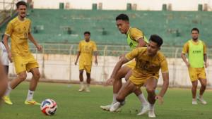 Pemain-Madura-United-menjalani-sesi-latihan-tim-di-Stadion-Gelora-Bangkalan-29-juli-2025.jpg