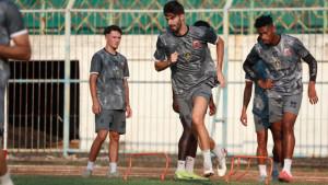 Pemain-Madura-United-menjalani-sesi-latihan-tim-terakhir-di-Stadion-Gelora-Bangkalan-september-2025.jpg