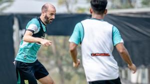 Pemain-Persebaya-Dime-Dimov-menguasai-bola-dalam-sesi-latihan-tim.jpg