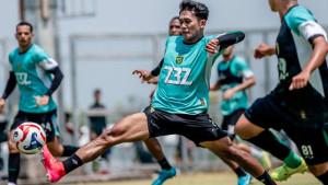 Pemain-Persebaya-Surabaya-Arief-Catur-berebut-bola-dengan-rekan-tim-persebaya-berlatih.jpg