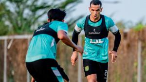 Pemain-Persebaya-Surabaya-Leo-Lelis-berlatih-di-Lapangan-ABC-Kompleks-Stadion-GBT-2025.jpg